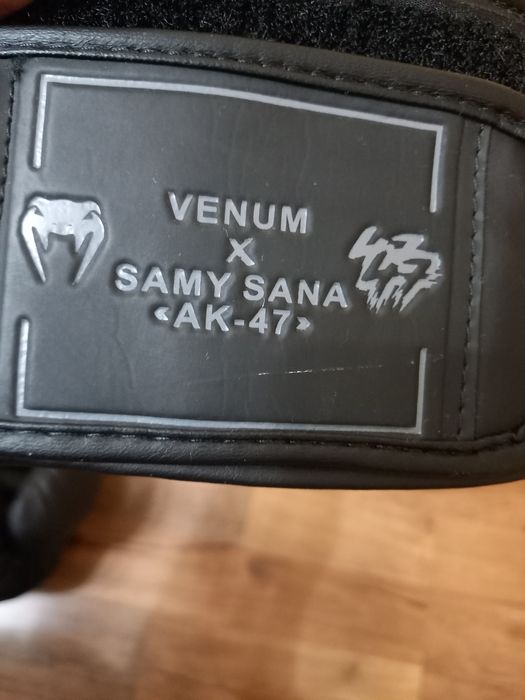 Перчатки боксёрские.