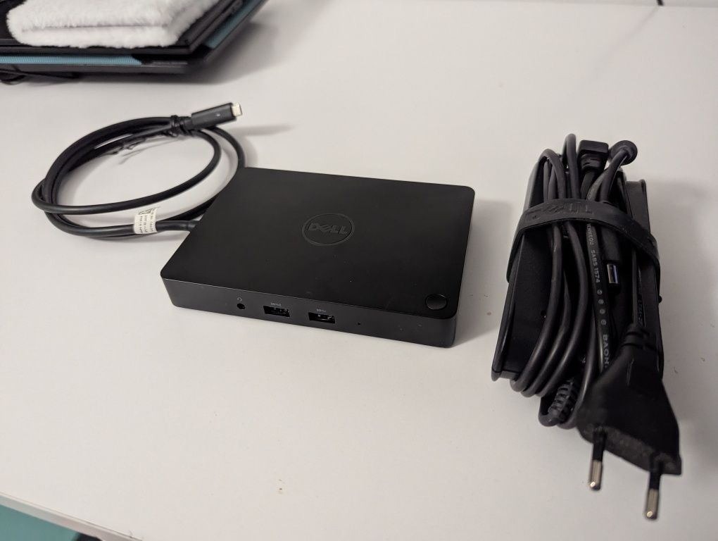Dock Dell WD15 cu încărcător, videoproiector si cablu hdmi
Dell Dock