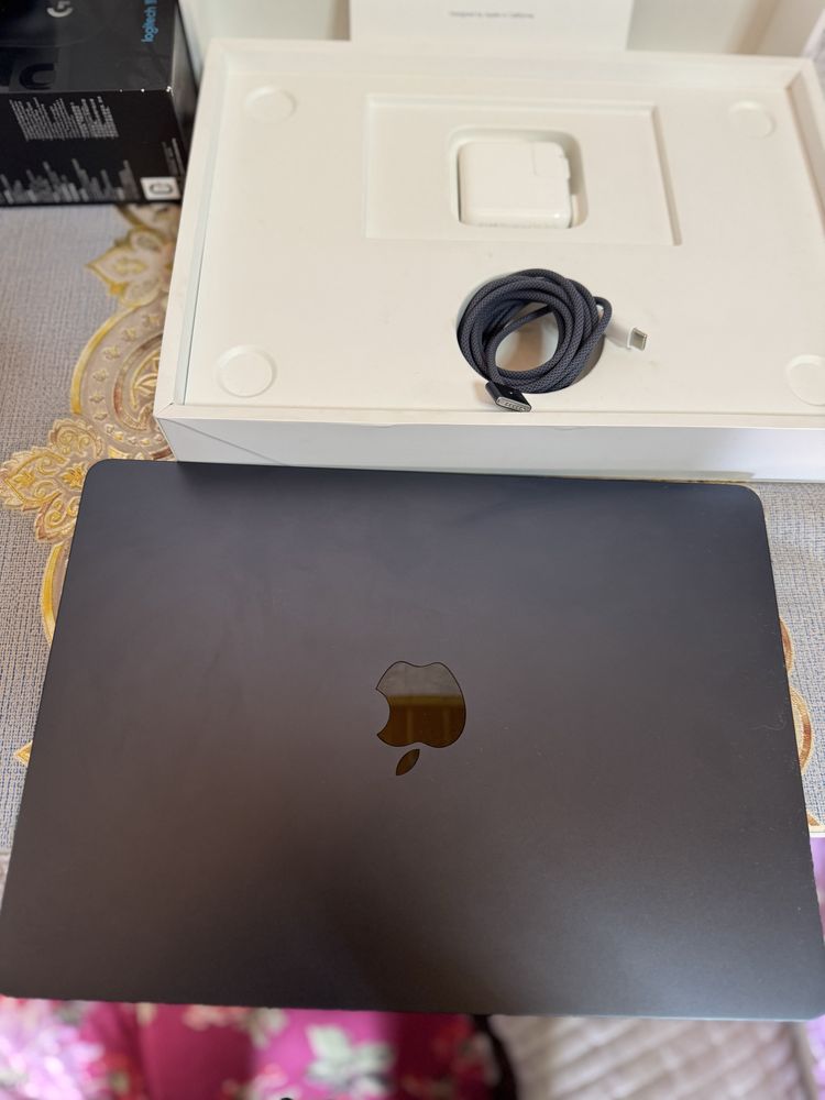 Makbook air m2 8/250gb srochno sotiladi
