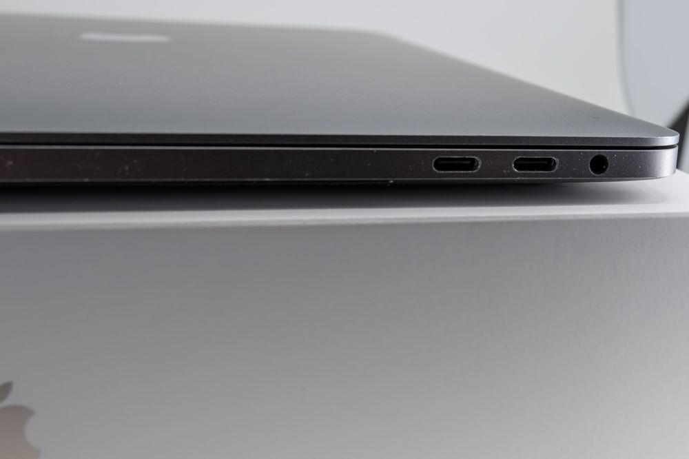 MacBook Pro 15" 2017 Touch Bar – i7 2.8GHz / 16GB RAM / 256GB SSD