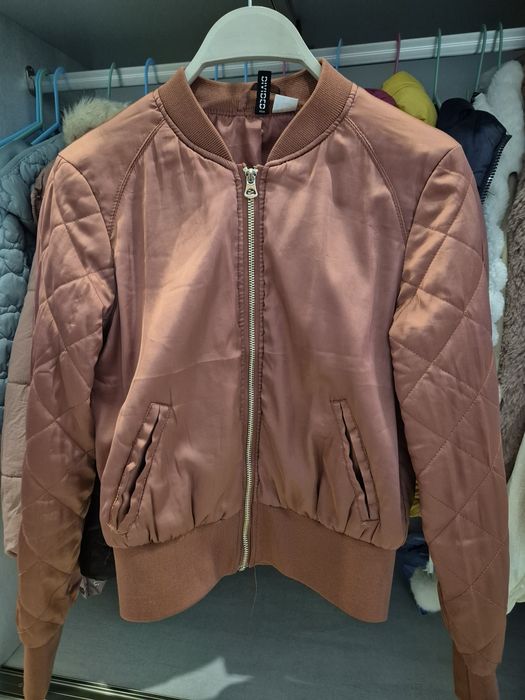 Продавам якета размер С