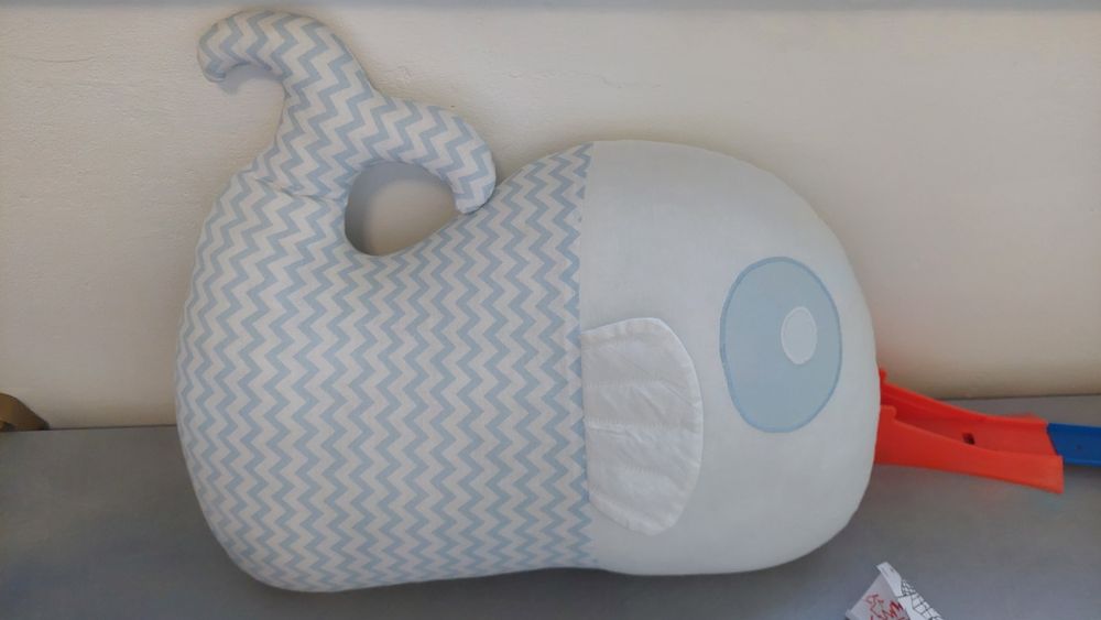 Възглавница във формата на кит