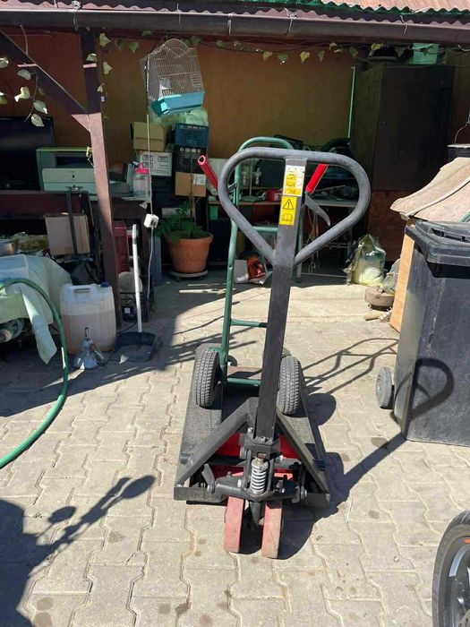 Se vinde transpalet + carator de bere
