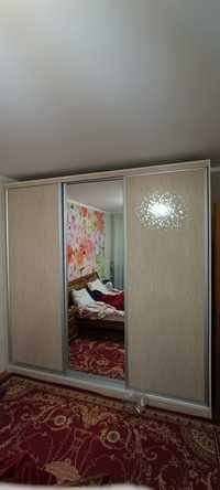 Шкаф с зеркалом в спальню или гардероб