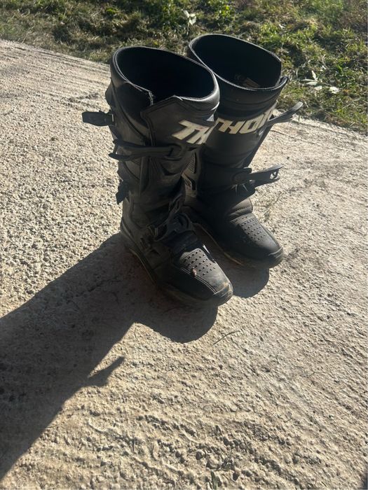 Vând schimb cizme si cască