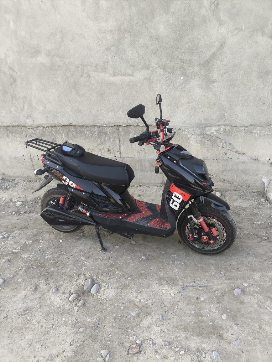 Redline 2025  
Tezligi 80 
Zaryadkasi 100 km javob
Narx