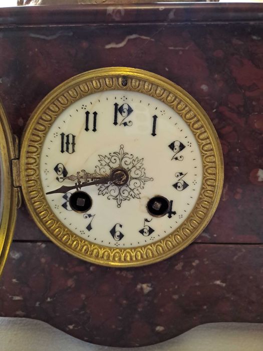 ceas de semineu bronz dore si marmura rosie