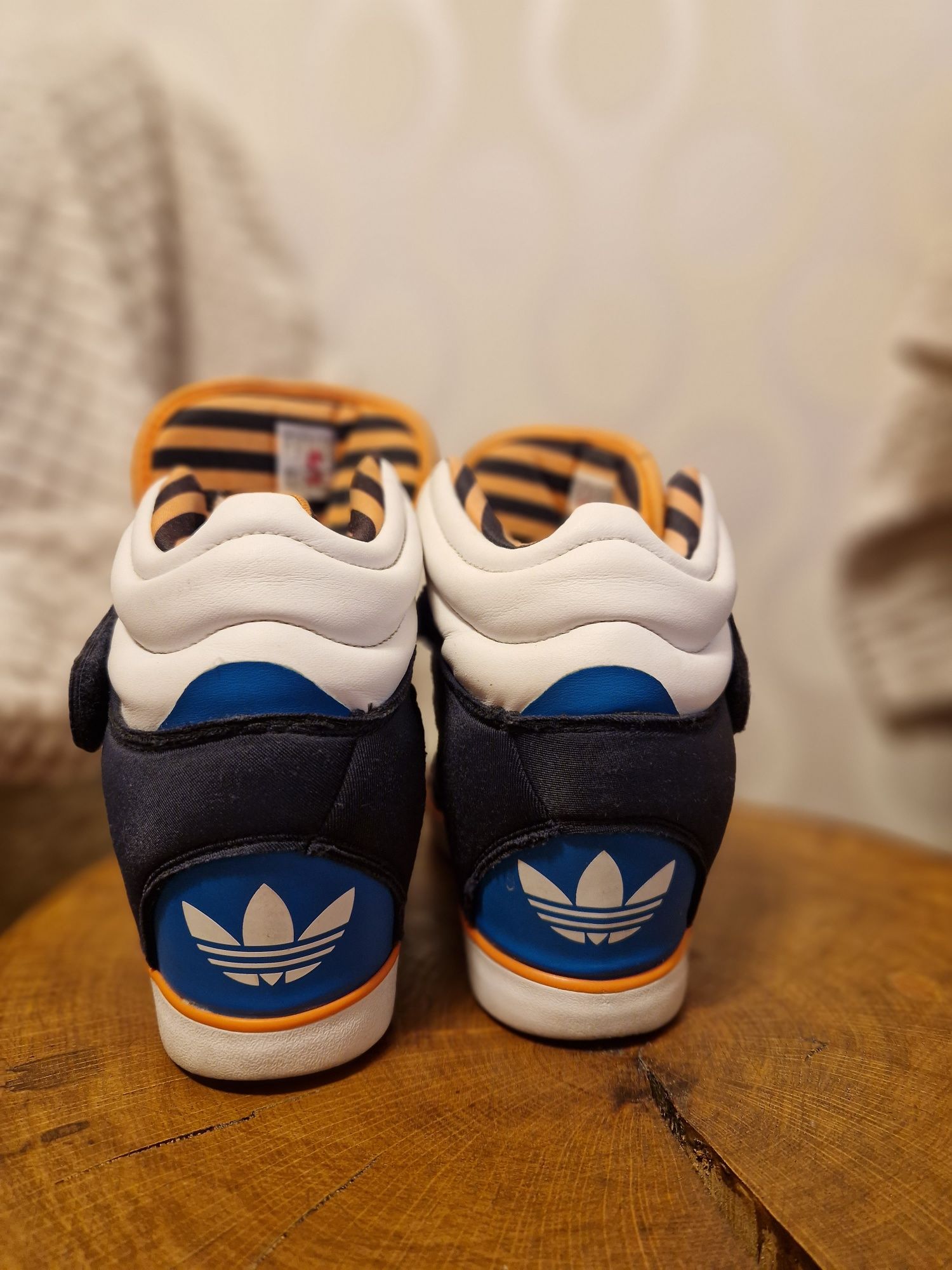 Adidasi Adidas cu talpa înaltă