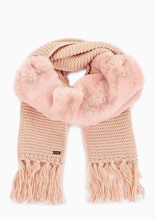 Чисто нов Зимен шал Guess