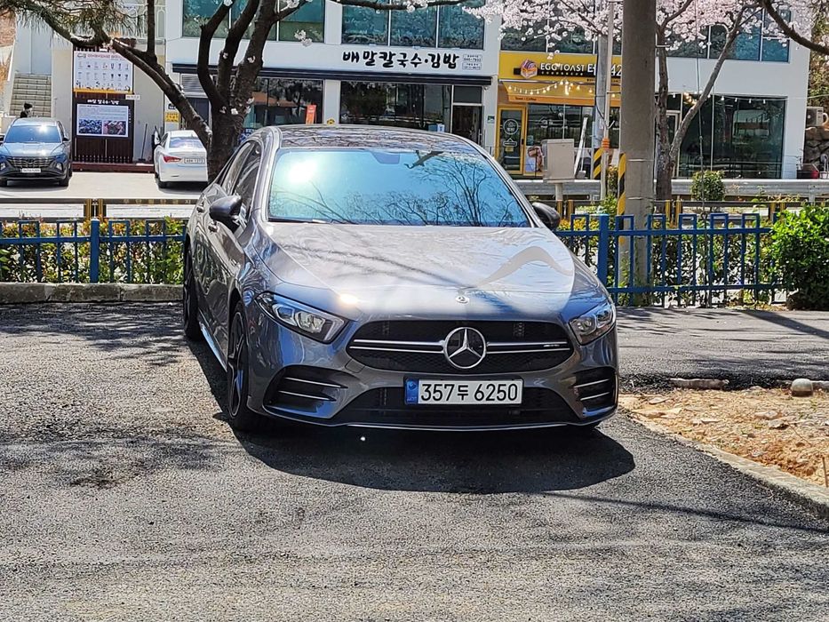 Mercedes Benz AMG A35 4MATIC sedan