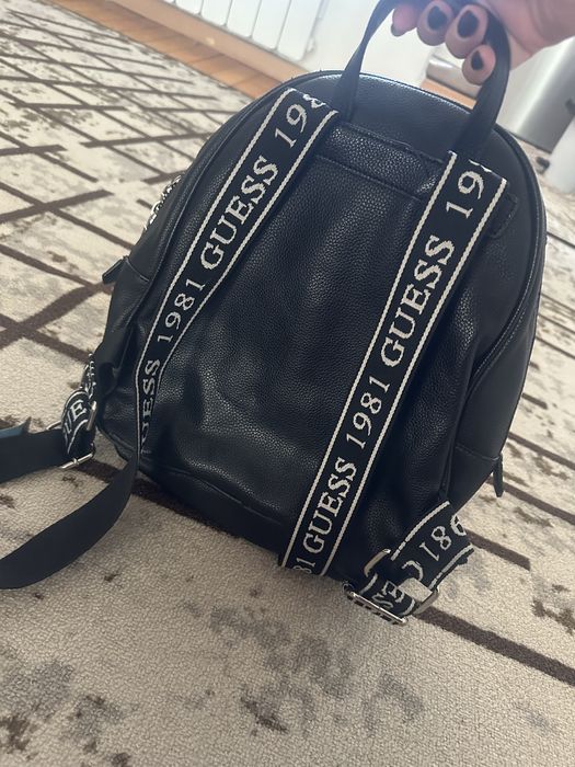 Раница Guess.