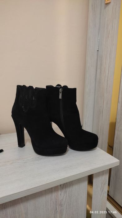 Срочно продам Сапожки замшевые .