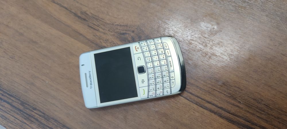 Телефон BlackBerry 9700 ретро