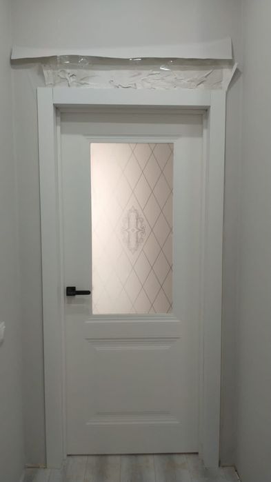 Установка дверей.укладка ламина,установка плинтуса.