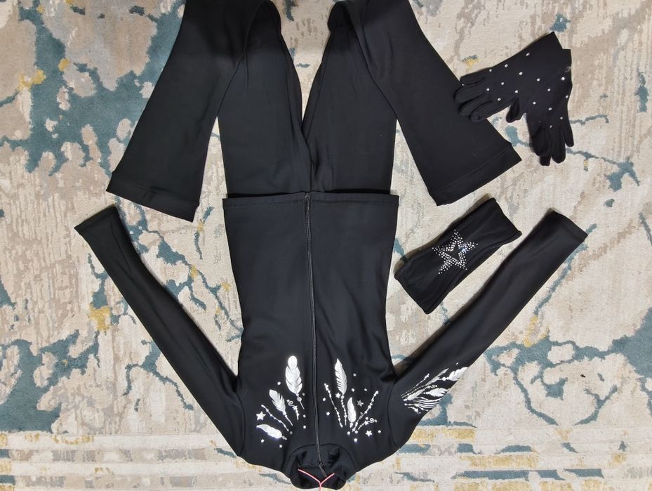 Продам костюм для фигурного катания размер 140