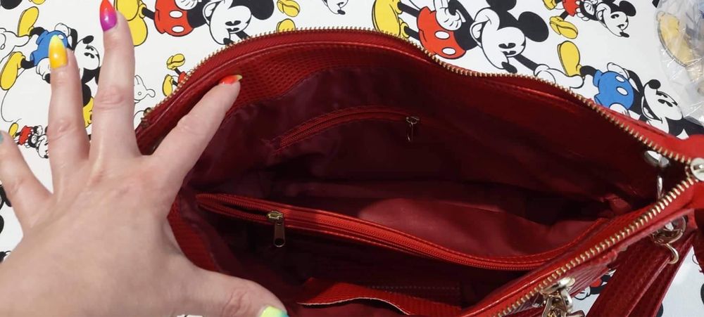 Червена дамска чанта