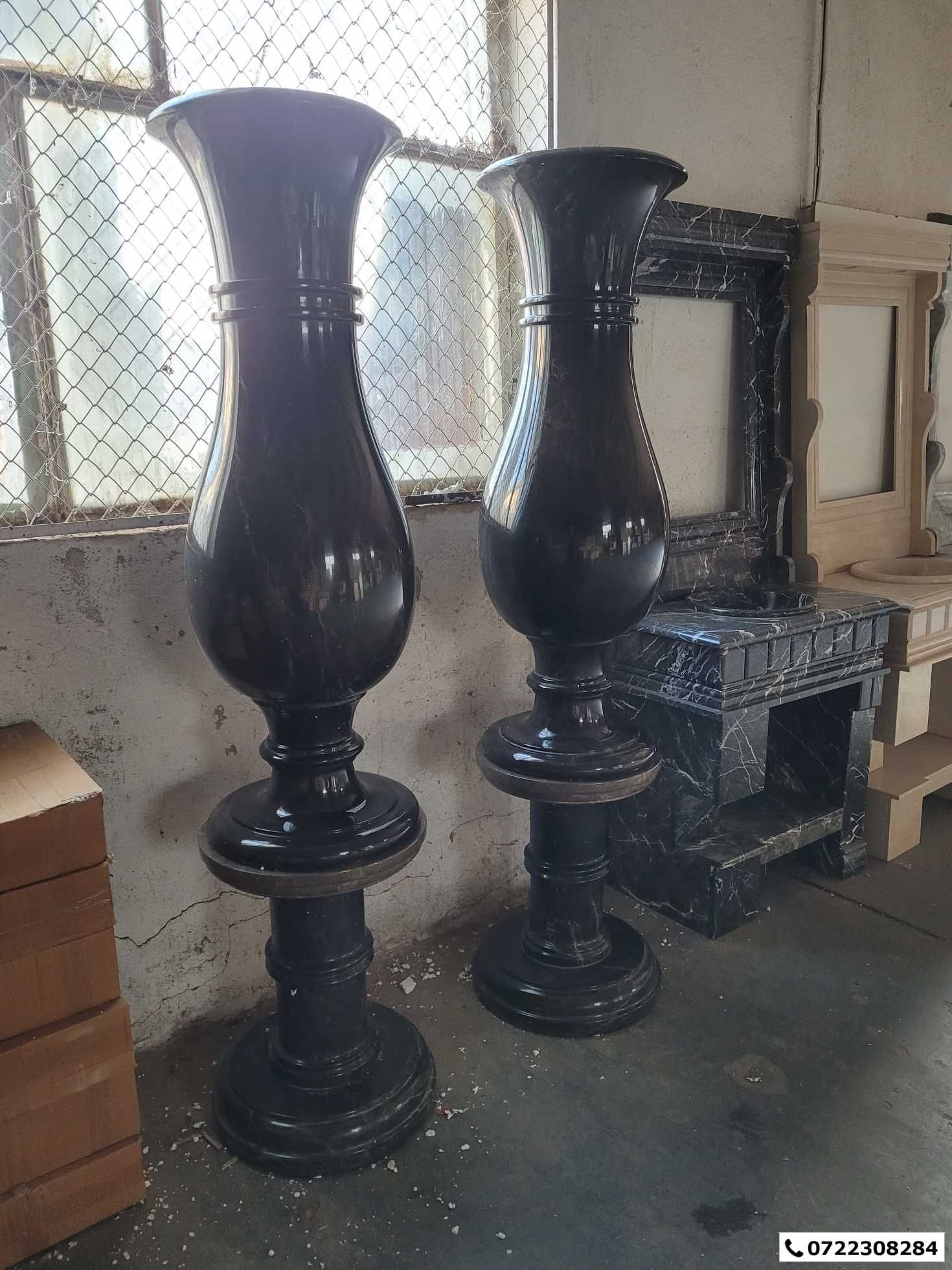 Vaze din marmura neagra