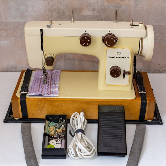 Швейная машина Чайка 142 М, в чемодане с электроприводом.