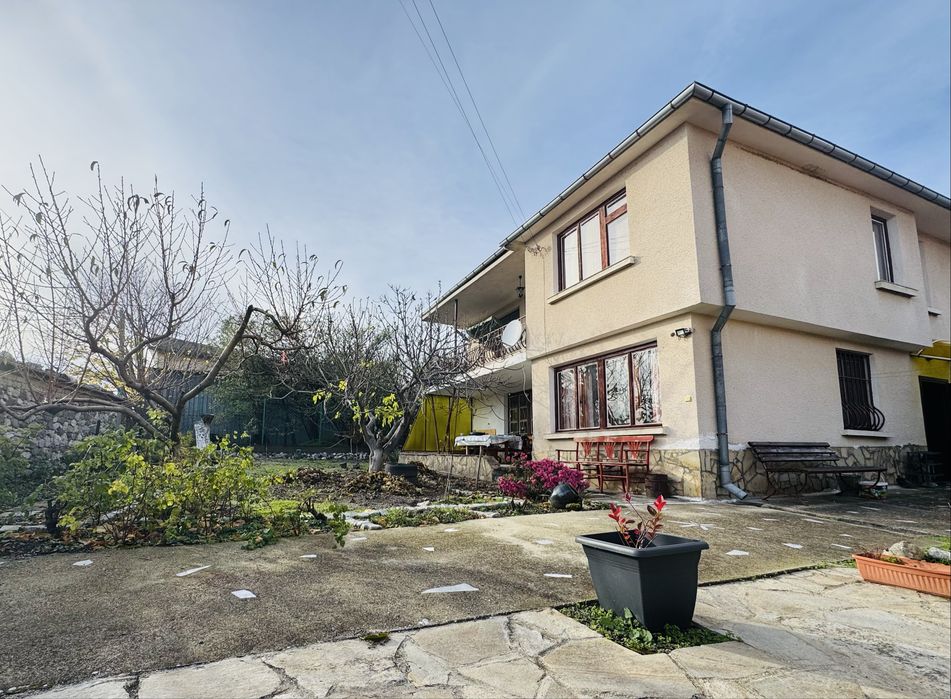 Продава се двуетажна къща в с. Ясеново