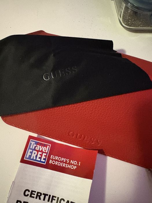 Ochelari de soare Guess.