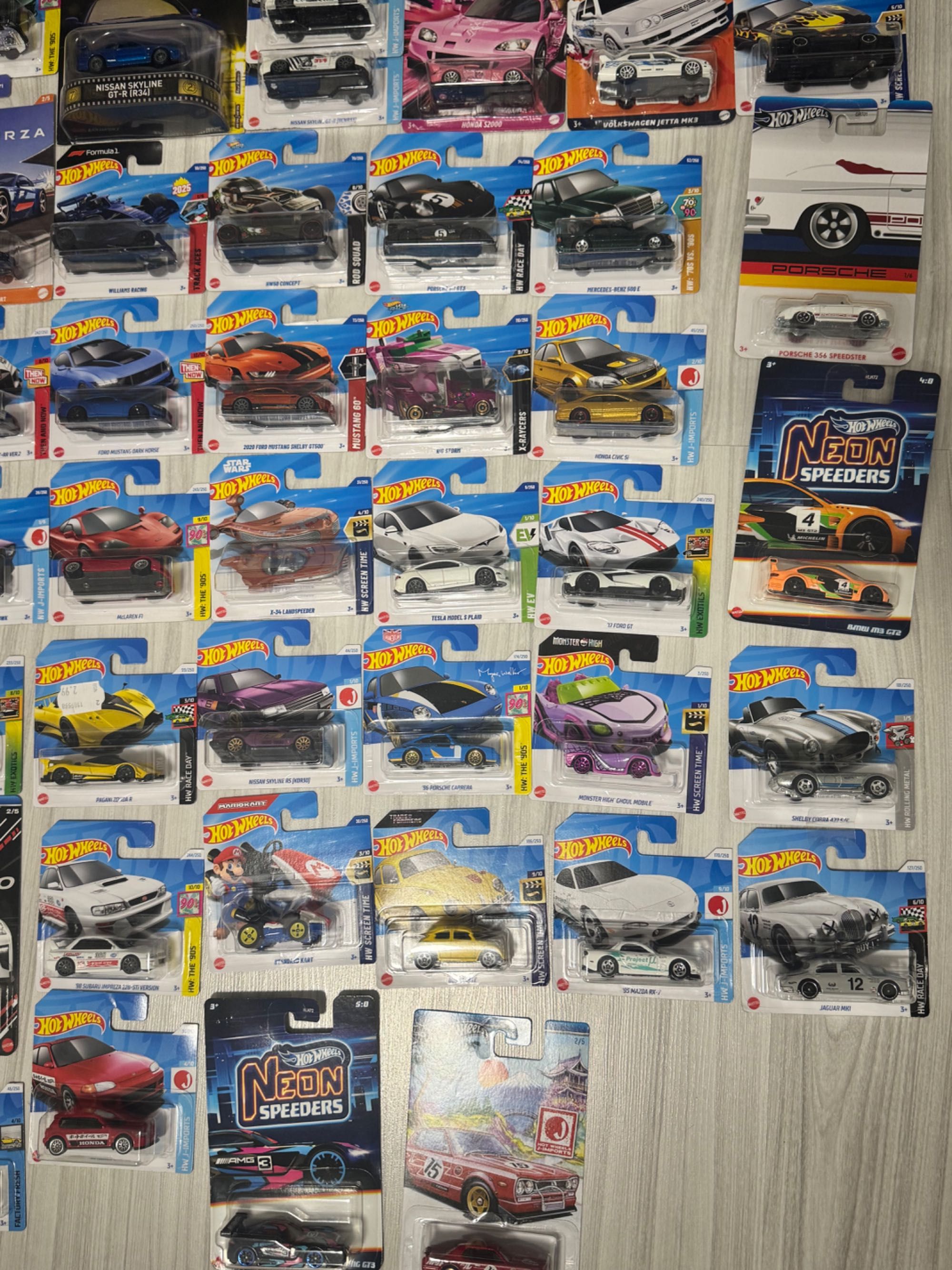 Колекция от hot wheels колички 1:64