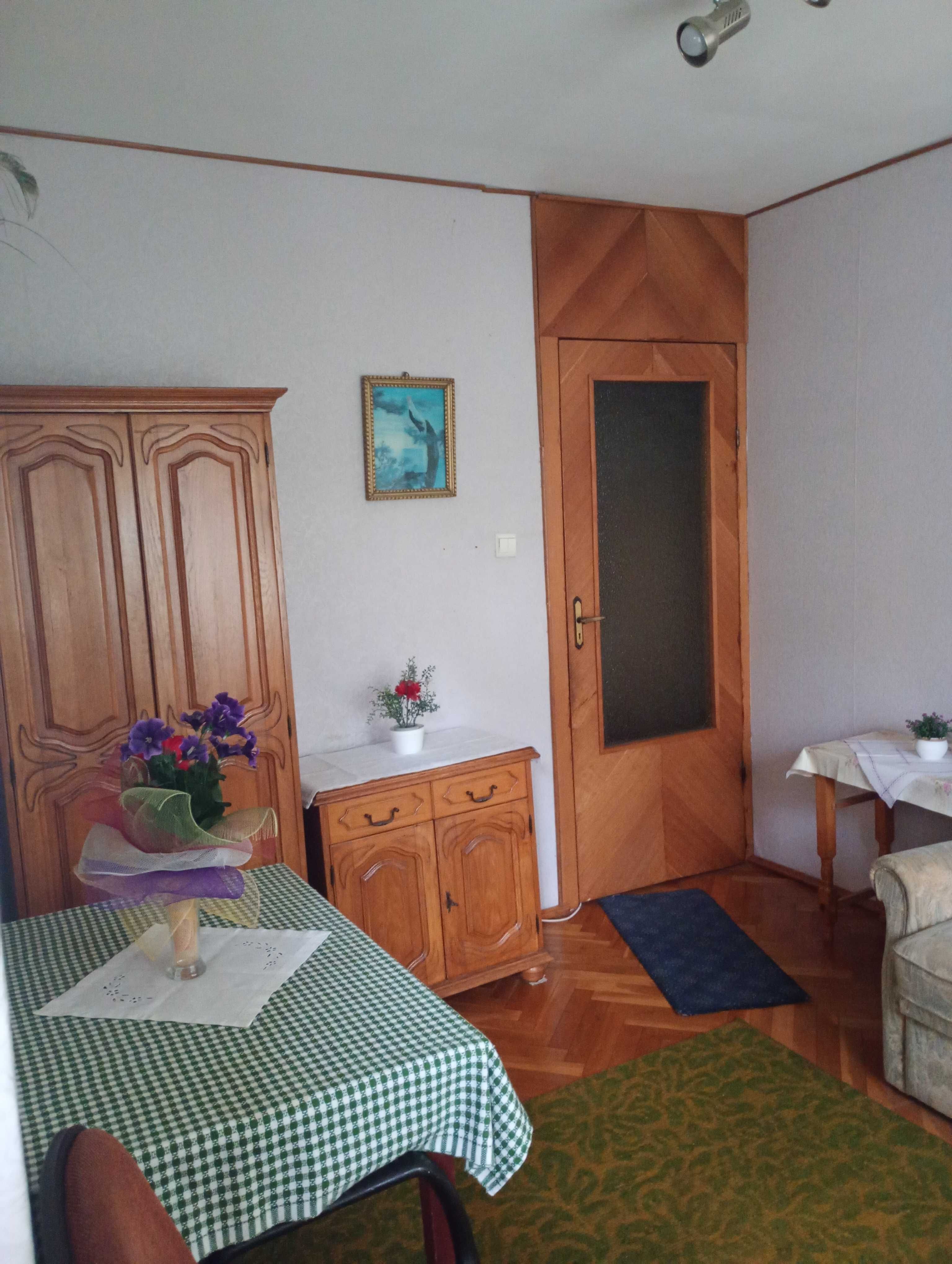 Gazdă(doamnă) pentru o fată