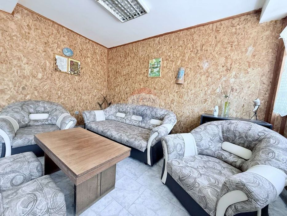 Инвестиционен имот с къща, собствен водопровод и трафопост за продажб