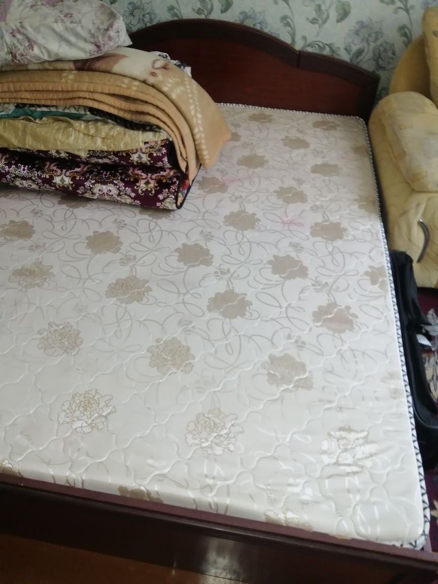 Продаётся спальный гарнитур. С матрасом.
