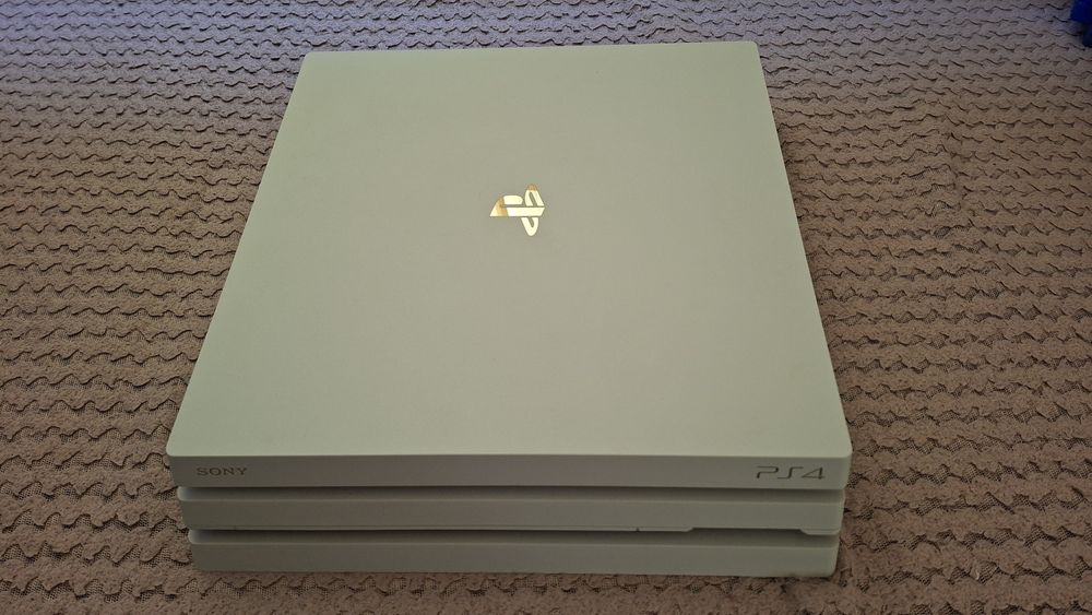 Vind ps4 PRO 1tb alb cu jocuri plus 1 controler