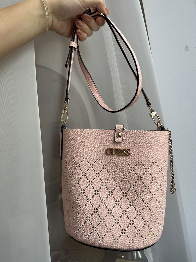 Geanta Guess bucket crossbody