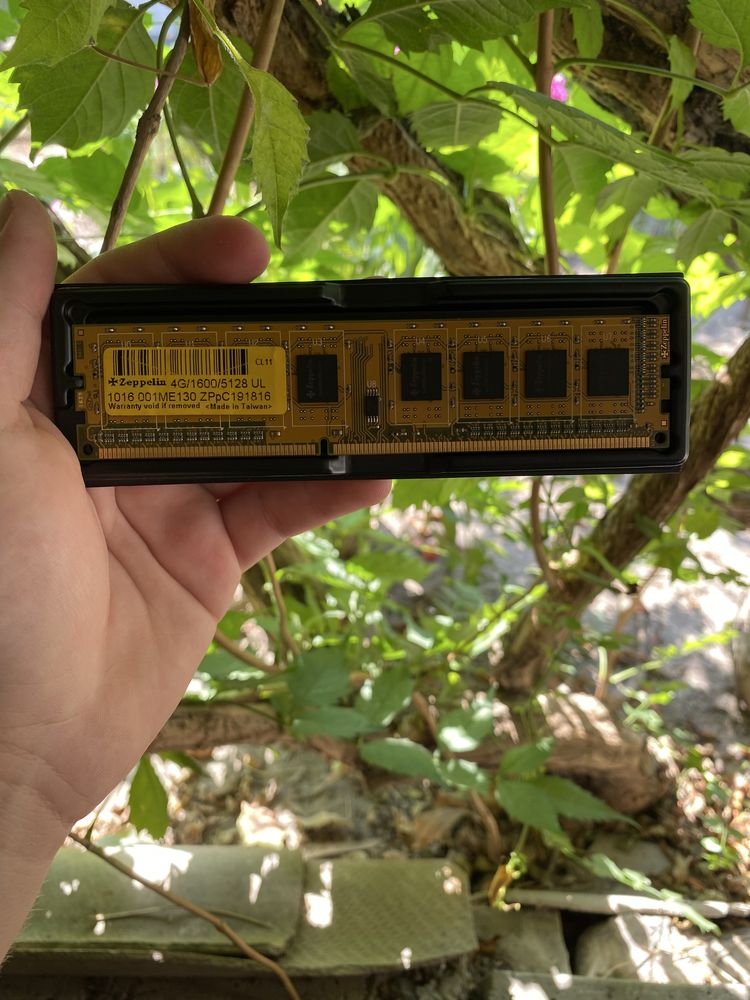 Оперативная память DDR3 12 ГБ (4 + 8 ГБ) — 1600 MHz