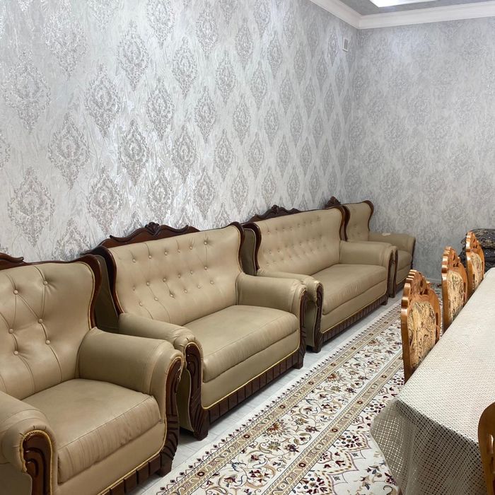 Диван стол и стулья