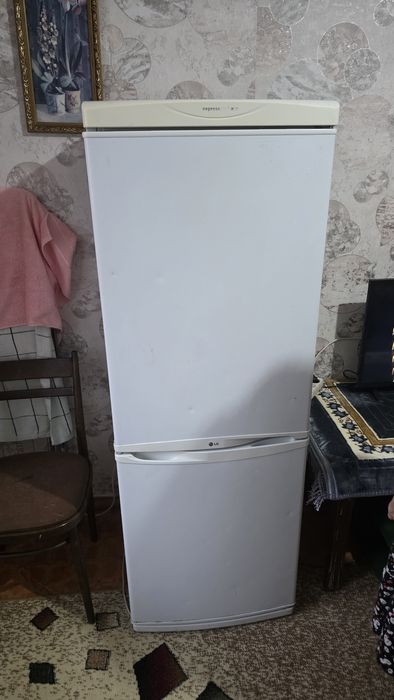 Отдадим холодильник. Только морозилка рабочая.