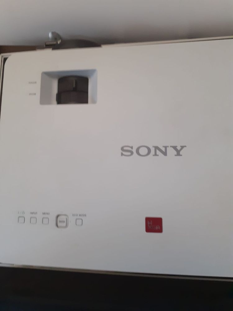 Video proiector Sony VPL EW575 + 2 boxe, amplificator si accesorii
