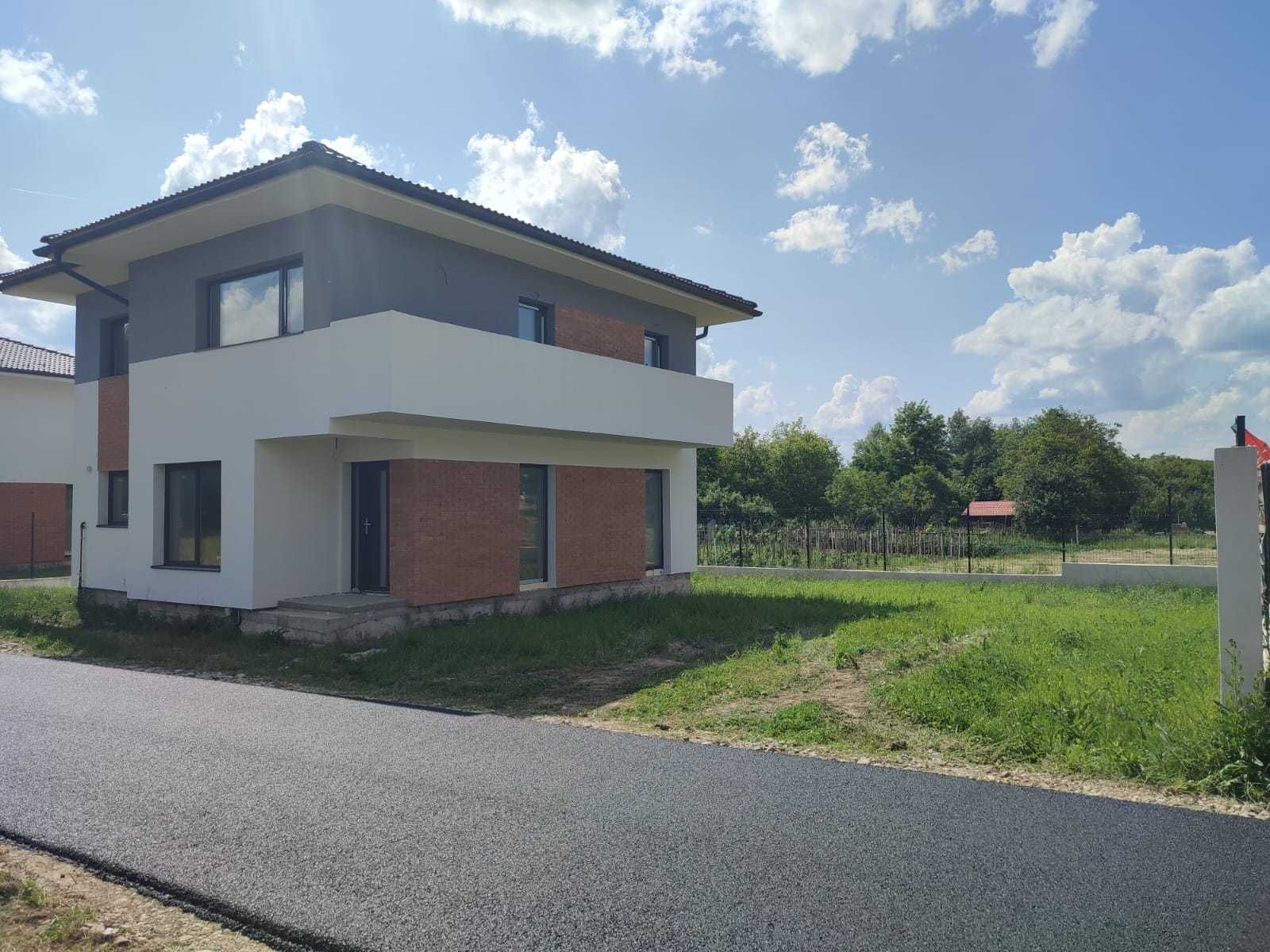 CASĂ de vînzare stradă asfaltată