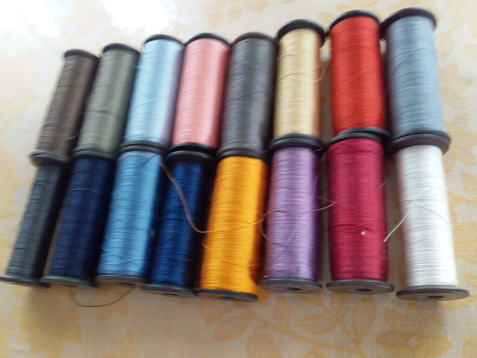 Продам нитки шелковые для машинной вышивки