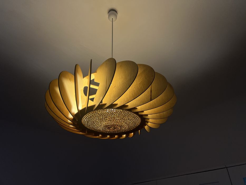 Lustra ambientala din lemn