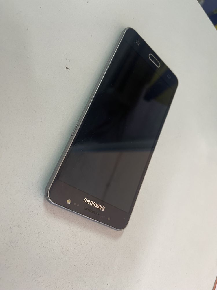 Продам телефон Samsung J5