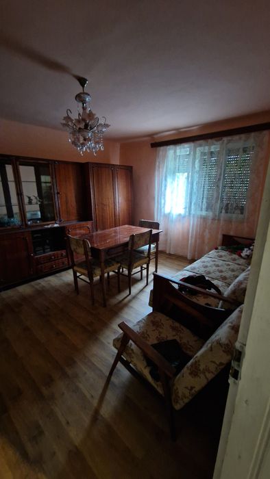 Dau în chirie casa în Valea Larga, 1000 m.p curte si gradina