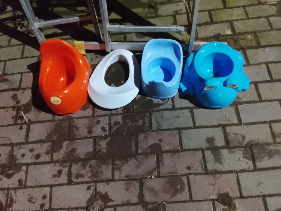 Vând un set de 3 olițe și un capac de veceu