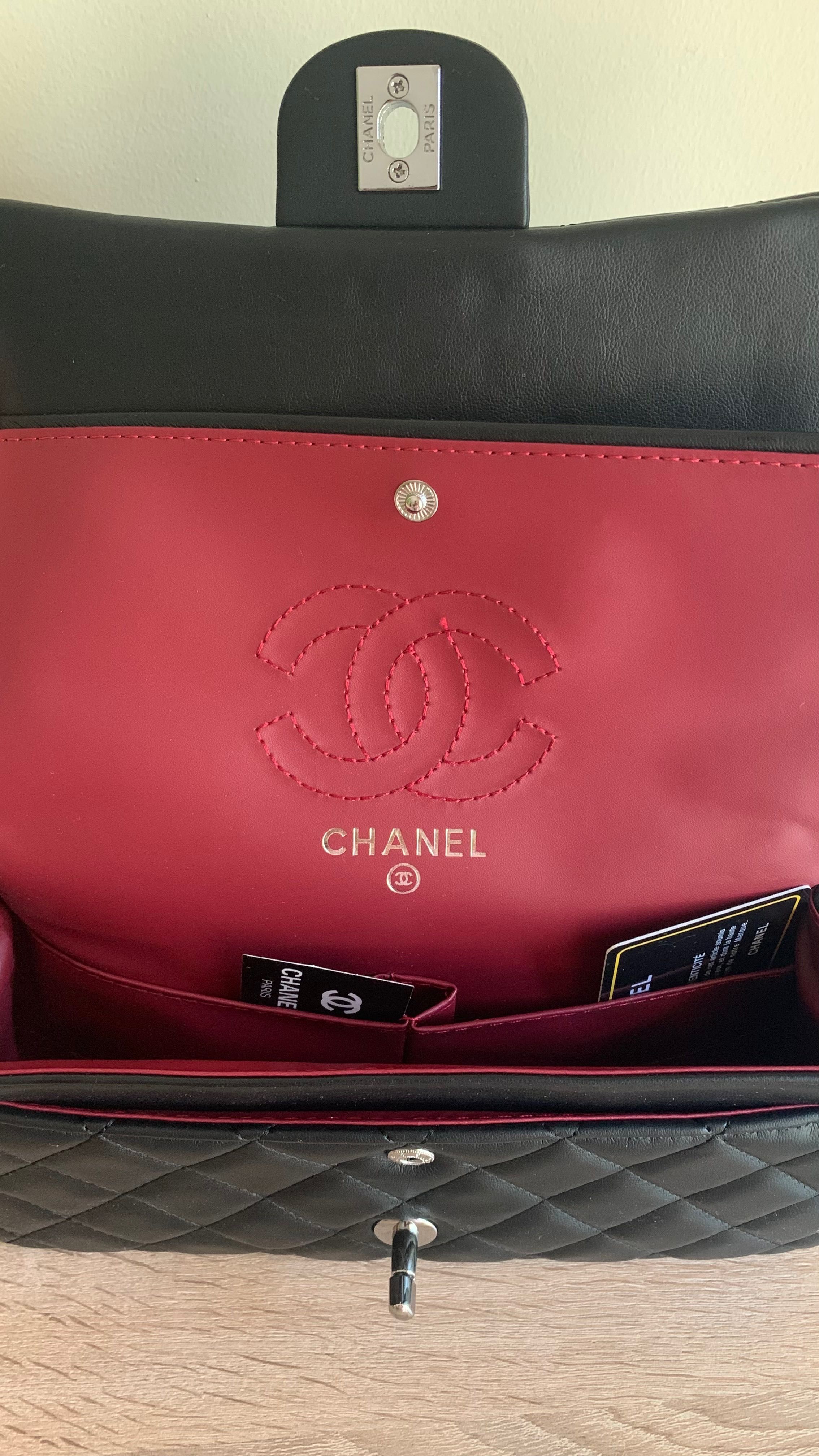 черна чанта Chanel със сребърни детайли