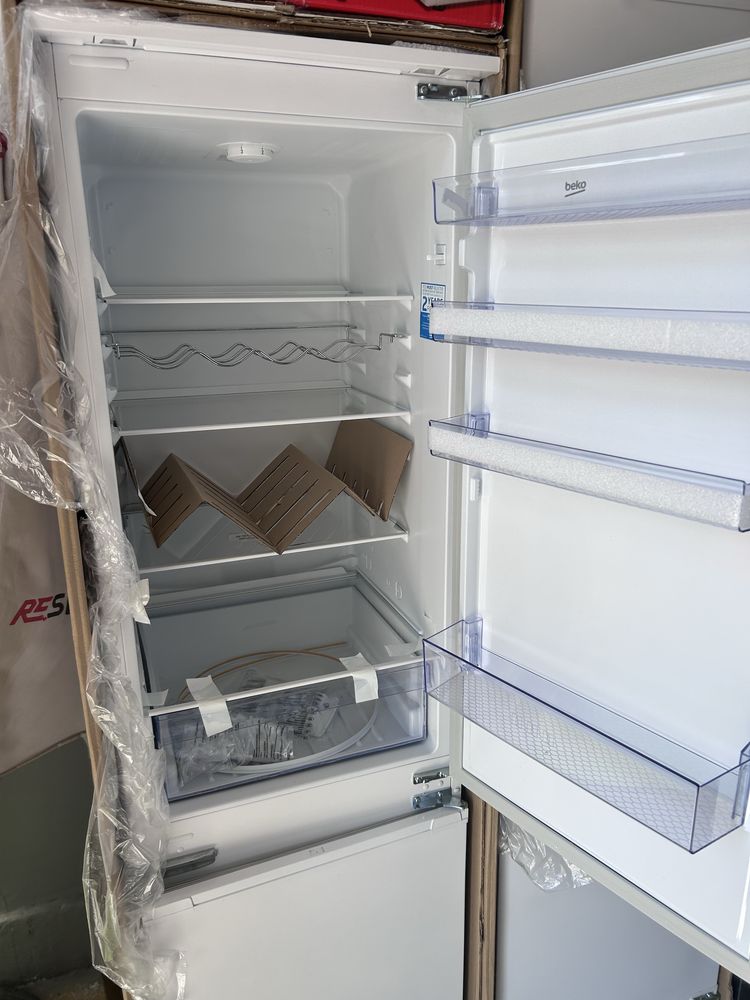 Хладилник за вграждане  Beko Pro BCFD373 Integrated 177 см 262 литра