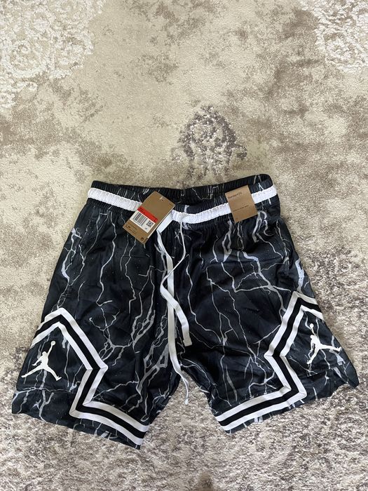 Pantaloni scurti jordan L si XL