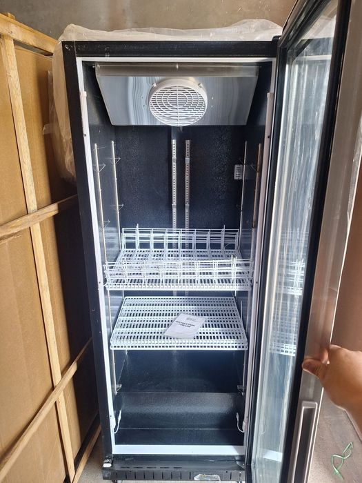 Акция !!! Продаются витринние холодильники.