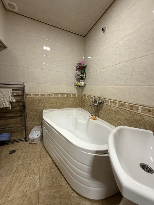 Vokzalda 3 xona kvartira sotiladi arzon narxda