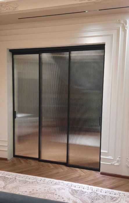 Стеклянные раздвижные перегородки в стиле лофт...