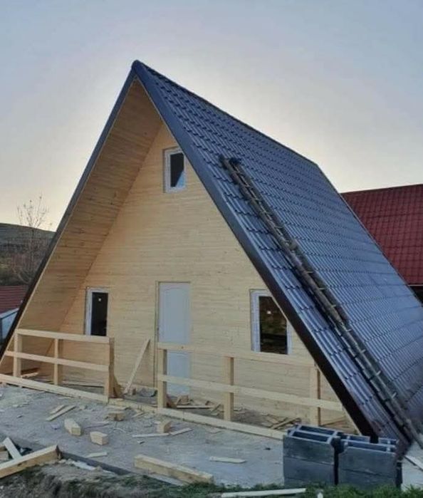 Casă din lemn modernă, cu un design unic și atrăgător. Structura triun