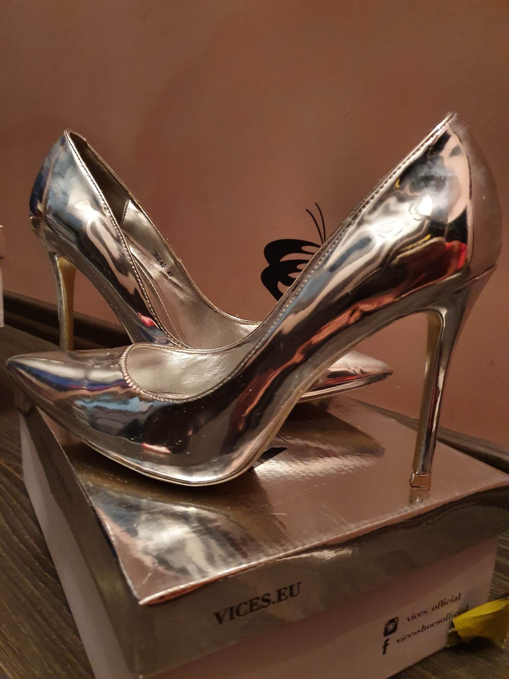 Златни и сребърни огледални обувки