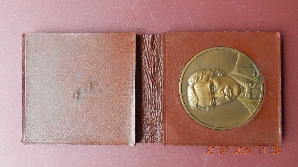 Medalie aniversara Eminescu in etui de piele 1964