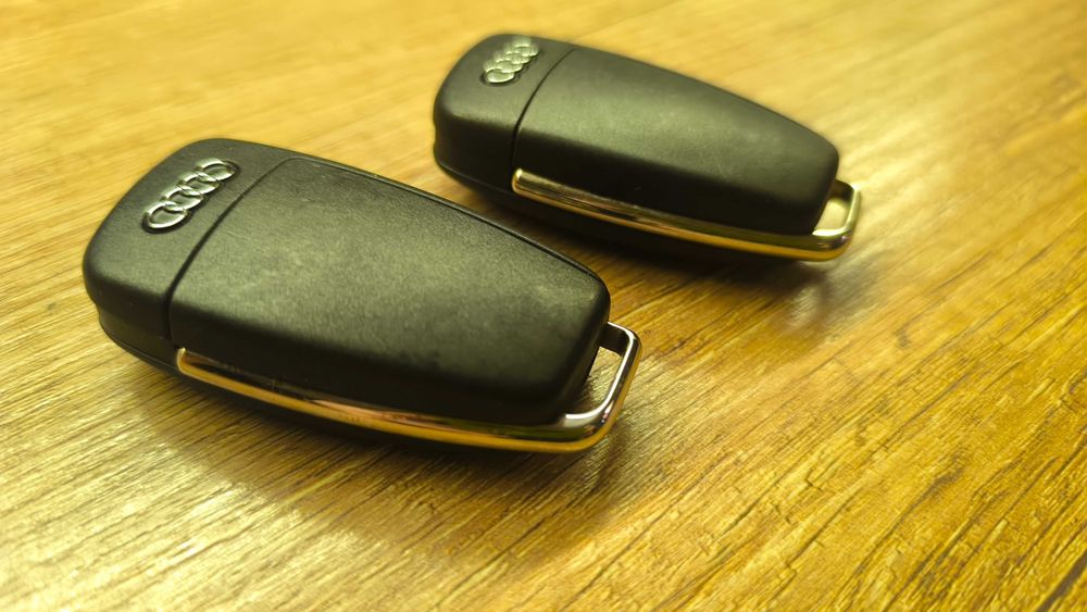 Комплект оригинални ключове за Ауди като НОВИ! 2 броя